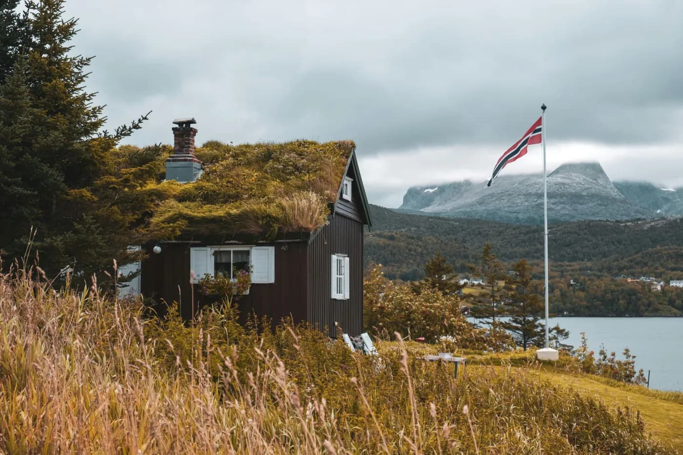 Norsk hytte med torvtak i fjellandskap
